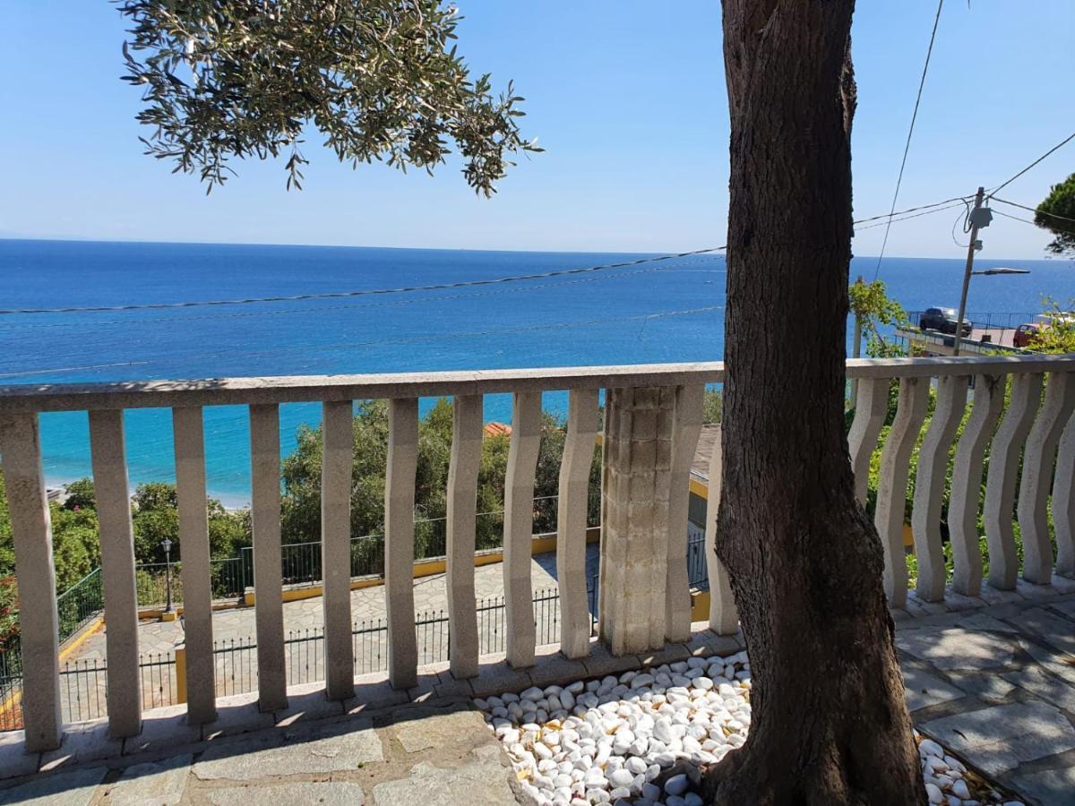 ベルジェッジUna Finestra Sul Mare Monolocaleアパートメント エクステリア 写真