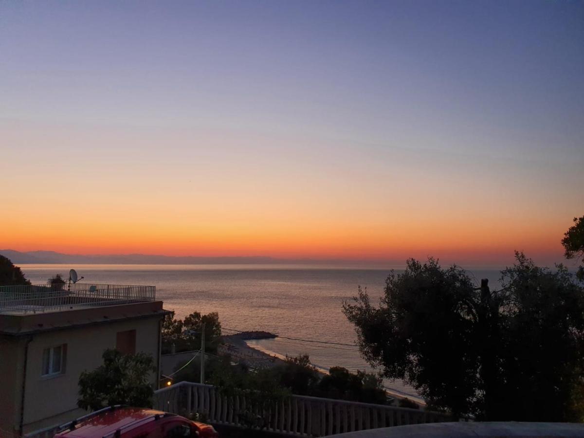 ベルジェッジUna Finestra Sul Mare Monolocaleアパートメント エクステリア 写真