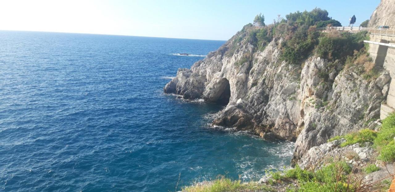 ベルジェッジUna Finestra Sul Mare Monolocaleアパートメント エクステリア 写真