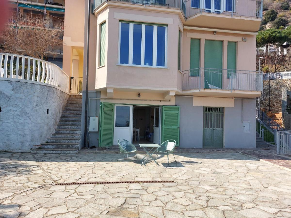 ベルジェッジUna Finestra Sul Mare Monolocaleアパートメント エクステリア 写真