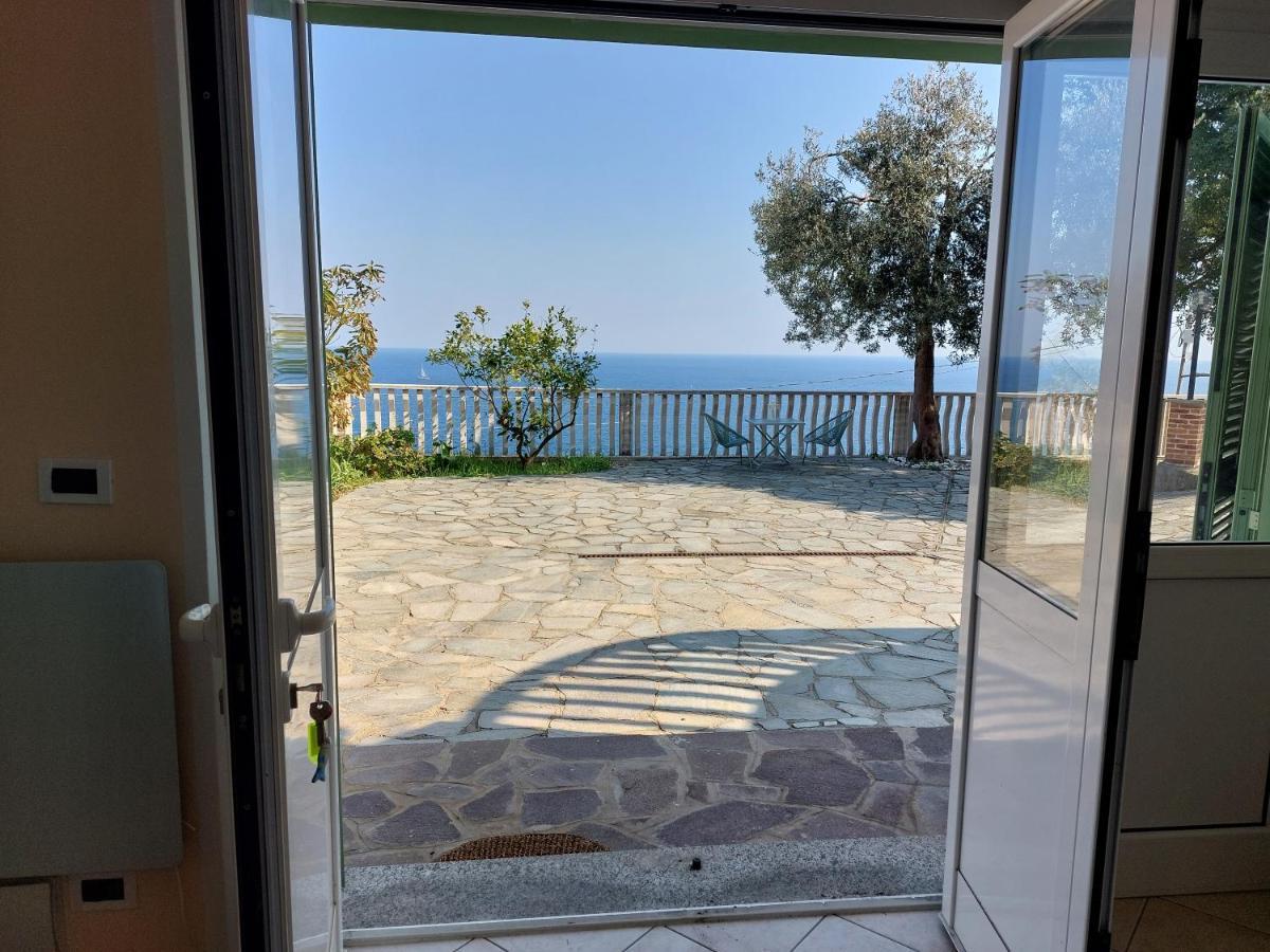 ベルジェッジUna Finestra Sul Mare Monolocaleアパートメント エクステリア 写真