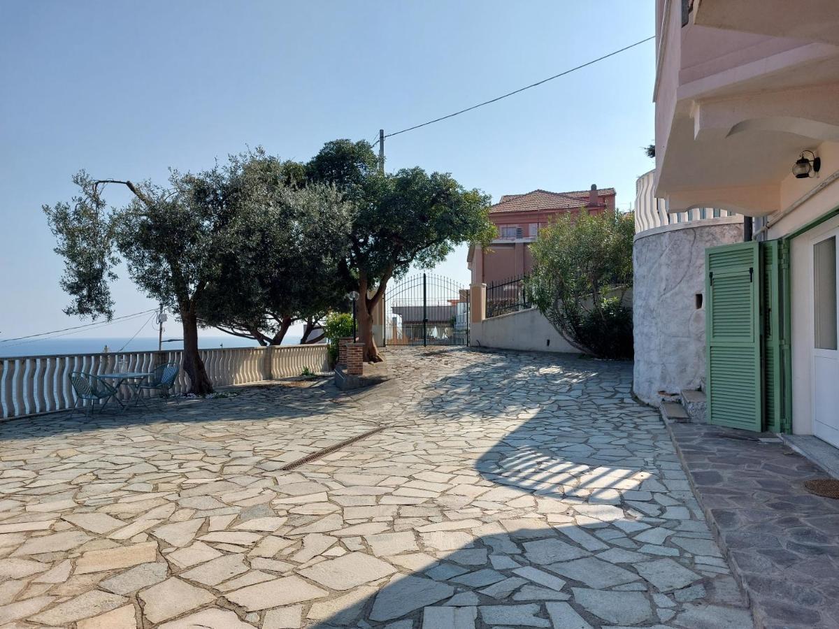 ベルジェッジUna Finestra Sul Mare Monolocaleアパートメント エクステリア 写真