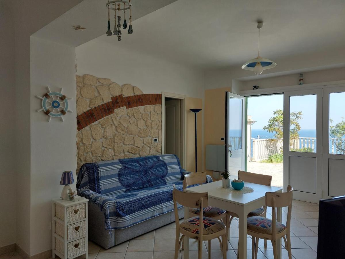 ベルジェッジUna Finestra Sul Mare Monolocaleアパートメント エクステリア 写真
