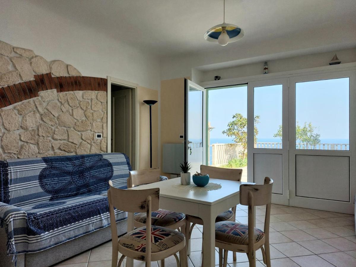 ベルジェッジUna Finestra Sul Mare Monolocaleアパートメント エクステリア 写真