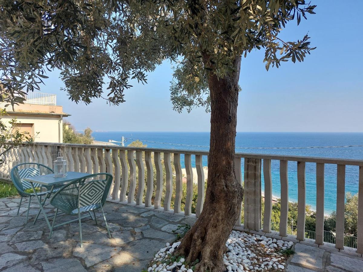 ベルジェッジUna Finestra Sul Mare Monolocaleアパートメント エクステリア 写真